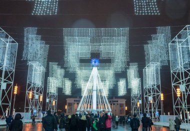 Moskova, Rusya - 1 Ocak 2017: Şenlikli aydınlatma ve bir sürü insan ana Vdnh Avenue yeni yıl arifesinde