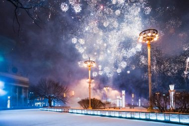 Rusya. Moskova. Fireworks Vdnh. dünyanın en büyük üzerinden New year's eve gece buz pateni pisti. Eğlenmesini olaylar