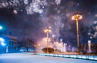 Rusya. Moskova. Fireworks Vdnh. dünyanın en büyük üzerinden New year's eve gece buz pateni pisti. Eğlenmesini olaylar