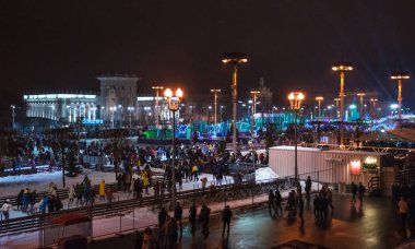 Moskova, Rusya - 17 Ocak 2017: New year's eve Vdnh geceleri. Bir sürü insan dünyanın en büyük buz üzerinde paten. Eğlenmesini olaylar