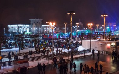 Moskova, Rusya - 17 Ocak 2017: New year's eve Vdnh geceleri. Bir sürü insan dünyanın en büyük buz üzerinde paten. Eğlenmesini olaylar