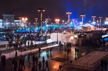 Moskova, Rusya - 17 Ocak 2017: New year's eve Vdnh geceleri. Bir sürü insan dünyanın en büyük buz üzerinde paten. Eğlenmesini olaylar
