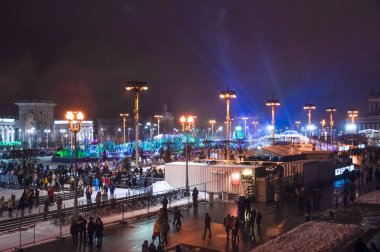 Moskova, Rusya - 17 Ocak 2017: New year's eve Vdnh geceleri. Bir sürü insan dünyanın en büyük buz üzerinde paten. Eğlenmesini olaylar