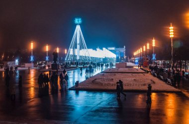 Moskova, Rusya - 1 Ocak 2017: Şenlikli aydınlatma ve bir sürü insan ana Vdnh Avenue yeni yıl arifesinde