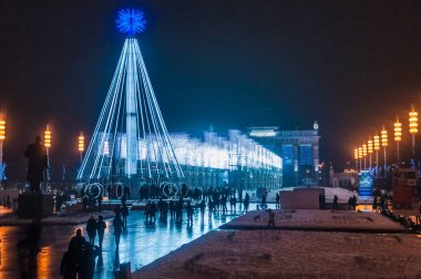 Moskova, Rusya - 1 Ocak 2017: Şenlikli aydınlatma ve bir sürü insan ana Vdnh Avenue yeni yıl arifesinde