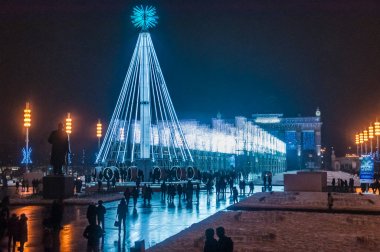 Moskova, Rusya - 1 Ocak 2017: Şenlikli aydınlatma ve bir sürü insan ana Vdnh Avenue yeni yıl arifesinde