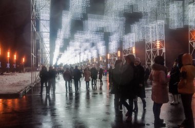 Moskova, Rusya - 1 Ocak 2017: Şenlikli aydınlatma ve bir sürü insan ana Vdnh Avenue yeni yıl arifesinde