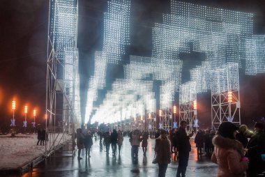 Moskova, Rusya - 1 Ocak 2017: Şenlikli aydınlatma ve bir sürü insan ana Vdnh Avenue yeni yıl arifesinde