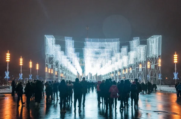 Moskova, Rusya - 1 Ocak 2017: Şenlikli aydınlatma ve bir sürü insan ana Vdnh Avenue yeni yıl arifesinde