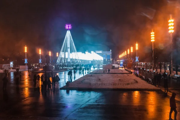 Moskova, Rusya - 1 Ocak 2017: Şenlikli aydınlatma ve bir sürü insan ana Vdnh Avenue yeni yıl arifesinde