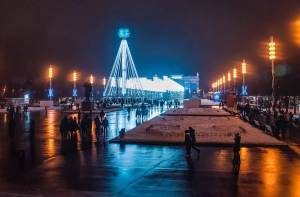 Moskova, Rusya - 1 Ocak 2017: Şenlikli aydınlatma ve bir sürü insan ana Vdnh Avenue yeni yıl arifesinde