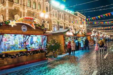 Moskova, Rusya - 17 Ocak 2017: Noel ve yeni yıl adil Kızıl meydan. Renkli dekorasyon. Rus ulusal kostüm ve Hatıra Eşyası ile ticaret durak