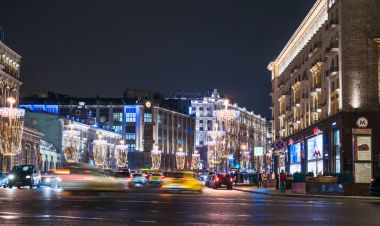 Moskova, Rusya - 17 Ocak 2017: Tverskaya street akşam Festival Aydınlatmaları ile bezenmiştir
