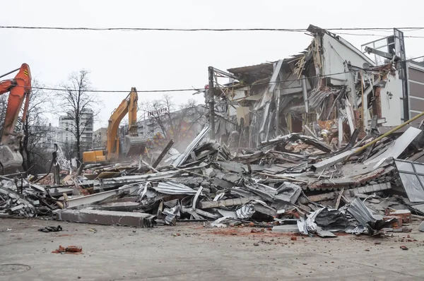 Moskova'da yasadışı bina yıkılması
