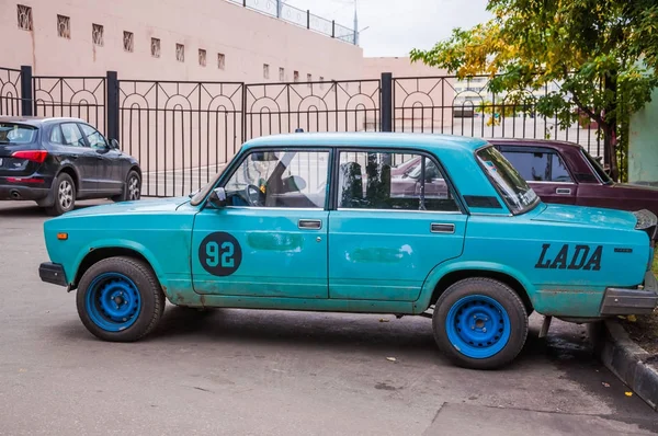 Russia Moscow September 2015 Old Upgraded Car Vaz Lada 2107 — Stock Photo, Image