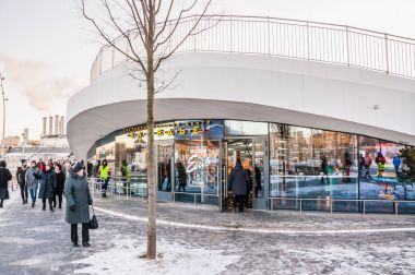 Moskova, Rusya - 9 Ocak 2018: Gastronomi Merkezi Park Zaryadye. İnsanlar kışın Parkta yürümek