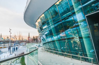 Mimari ve Park Zaryadye Moskova Nehri setin kış görünümü