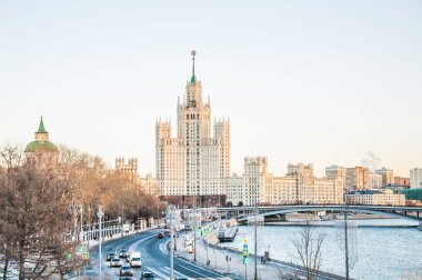 Moskova, Rusya - 9 Ocak 2018: Görünüm Moskvoretskaya dolgu ve yüksek katlı bina Kotelnicheskaya dolgu ve Moskova Nehri üzerinde. Kış cityscape