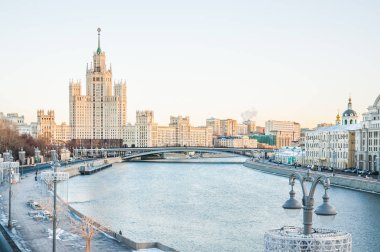 Moskova, Rusya - 9 Ocak 2018: Görünüm Moskvoretskaya dolgu ve yüksek katlı bina Kotelnicheskaya dolgu ve Moskova Nehri üzerinde. Kış cityscape