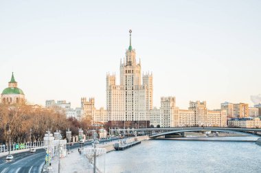 Moskova, Rusya - 9 Ocak 2018: Görünüm Moskvoretskaya dolgu ve yüksek katlı bina Kotelnicheskaya dolgu ve Moskova Nehri üzerinde. Kış cityscape