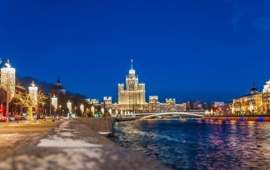 Moskova, Rusya - 9 Ocak 2018: Görünüm Stalin'in yüksek katlı binanın geceleri. Gökdelen Kotelnicheskaya dolgu üzerinde. Moskvoretskaya dolgu üzerinde Noel şenlikli aydınlatma