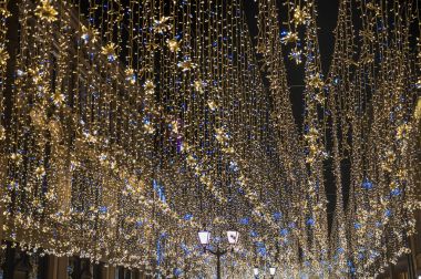 Moskova, Rusya - 9 Ocak 2018: Neşeli Noel ışıkları Nikolskaya Caddesi üzerinde