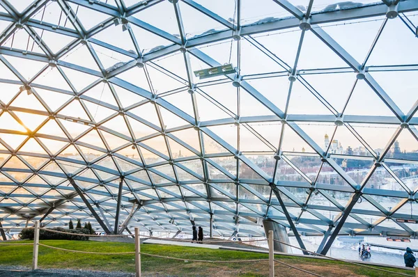 Bajo Cúpula Cristal Del Anfiteatro Parque Zaryadye Moscú Estructura Translúcida —  Fotos de Stock