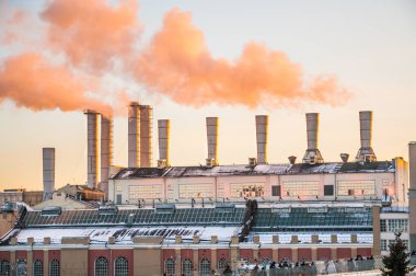 Moskova, Rusya - 9 Ocak 2018: Endüstriyel mimari Hidroelektrik Santrali gücünde - 1 P. G. Smidovich sonra adlı Anıtı. Buhar günbatımı turuncu renk boyalı boru dışarı geliyor
