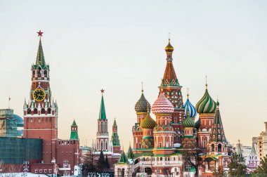 Moskova Kremlin'e ve Aziz Basil Katedrali işçinin kuleye bakış bir kış akşamında