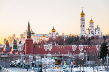 Moskova, Rusya - 9 Ocak 2018: Görünümü Moskova Nehri ve Kremlin Moskvoretskaya çıkabilir. Trafik sıkışıklığı. Kış akşam cityscape