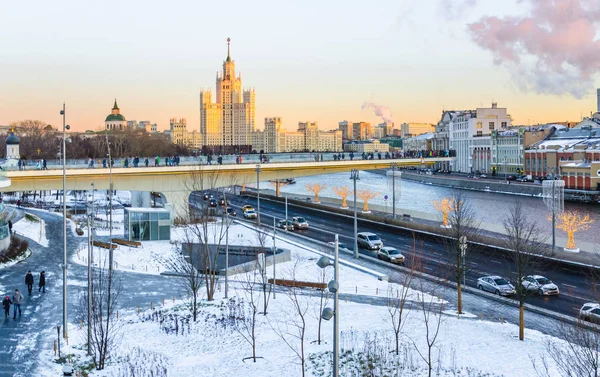 莫斯科 2018年1月9日 Zaryadye 在冬天 Kotelnicheskaya 堤上的独特浮桥与斯大林摩天大厦的冬季景观 — 图库照片