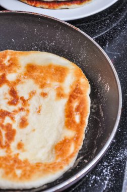 Ocakta bir tavada pişirme çörekleri