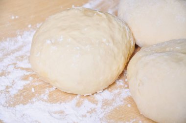 Ham buğday masanın üzerine hamur mayaları 