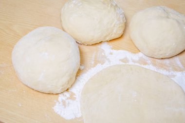 Bir tablo üzerinde düz kek silindir dışarı hamur ham buğday mayaları 