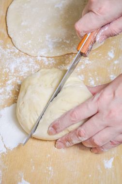 Bir parça kek yapmak için ham Maya buğday hamur kesme bıçağı