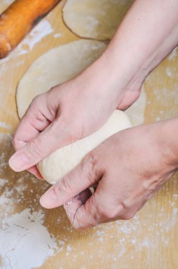 Kadının el ile düz pasta Mayalı buğday hamur yapması