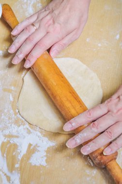Kadın bir oklava ile buğday çiğ hamur rulo 