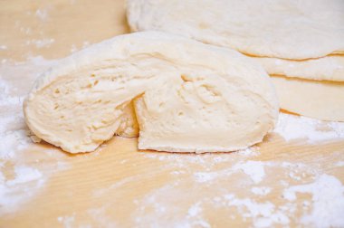 Bir tablo üzerinde düz kek silindir dışarı hamur ham buğday mayaları 