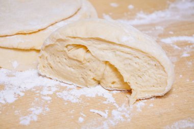 Bir tablo üzerinde düz kek silindir dışarı hamur ham buğday mayaları 