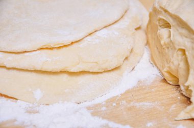 Bir tablo ile un serpilir intoflat kek haddelenmiş ham buğday hamur mayaları