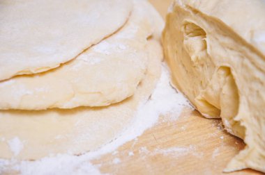 Bir tablo ile un serpilir intoflat kek haddelenmiş ham buğday hamur mayaları