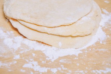 Bir tablo üzerinde düz kek silindir dışarı hamur ham buğday mayaları 