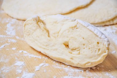 Bir tablo ile un serpilir intoflat kek haddelenmiş ham buğday hamur mayaları