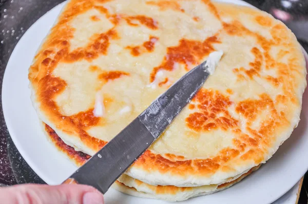 Der Prozess Der Verbreitung Von Butter Frisch Gemachte Mehl Tortillas — Stockfoto