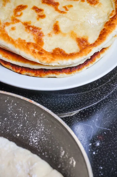 Der Prozess Der Herstellung Von Weizen Tortillas Einer Pfanne Auf — Stockfoto