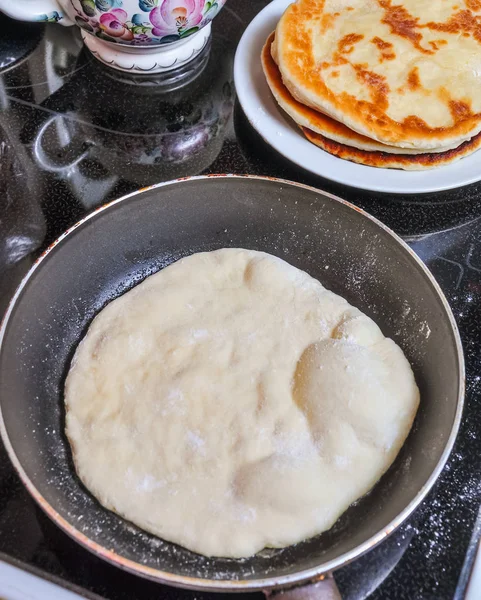 Cuisson des scones dans une casserole sur la cuisinière — Photo