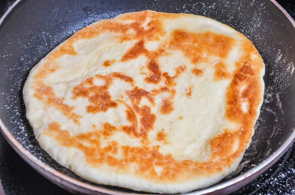 Ocakta bir tavada pişirme çörekleri