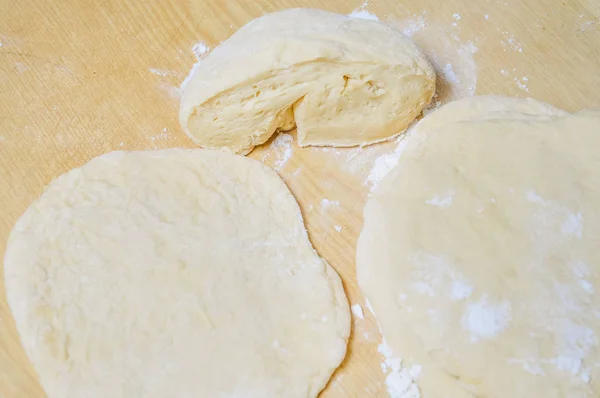 Raw Wheat Yeast Dough Rolled Out Intoflat Cakes Table Sprinkled — Stock Photo, Image