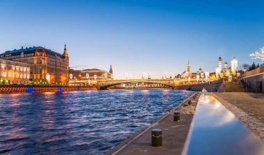 Moskova, Rusya - 9 Ocak 2018: Görünümü Moskova Nehri üzerinde Moskvoretskaya ve Sofiyskaya Bentleri, hotel Baltschug ve Moskvoretsky köprüde. Kış akşam cityscape