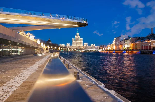 莫斯科 俄罗斯 2018年1月9日 Moskvoretskaya 堤在冬天 Zaryadye 公园独特浮桥的碎片观 — 图库照片